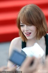 组图：蜘蛛侠女友赴威尼斯红毯 大深V秀雪乳