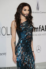 组图：戛纳慈善晚宴 比伯希尔顿风骚超模争艳