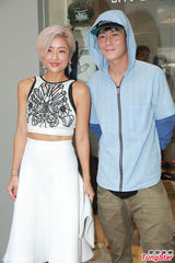 组图：陈冠希女友喊停人肉搜索 徐濠萦助阵开店