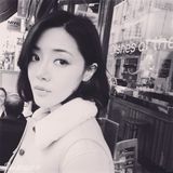 组图：邓家佳现身巴黎街头 轻颦浅笑尽显优雅