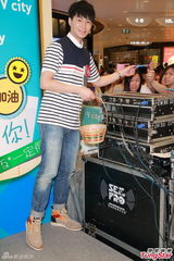 组图：钟嘉欣等出席活动 为考生打气加油