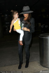 组图：贝嫂抱爱女小七现身 礼帽遮眼看不见路