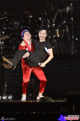 组图：多变哈林(庾澄庆)唱金曲 登小巨蛋万人同欢