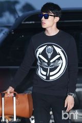 组图：韩星李栋旭现身机场 休闲装显帅气