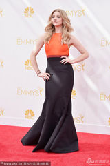 组图：娜塔莉-多默尔穿包臀礼服裙显曼妙身姿