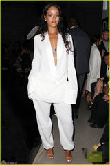 组图：敞胸走遍时装周！蕾哈娜深V装挤胸秀纹身