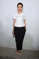 组图：舒淇助阵纽约时装周 烈焰红唇白衫优雅