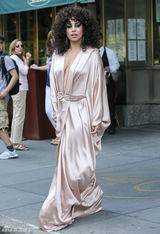 组图：Lady-Gaga睡衣出街 中门大开秀八字奶