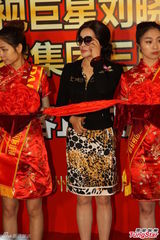 组图：刘晓庆豹纹短裙捞金避谈家庭称满足