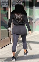 组图：卡戴珊素颜出街秀爆乳 心情抑郁肤色暗黄