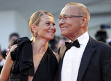 组图：导演安德里-康查罗夫斯基携妻子亮相红毯