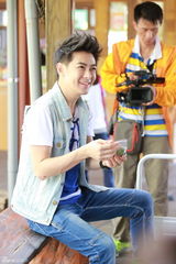 组图：熊爸萌娃集市叫卖 老爸刷脸宝贝卖萌