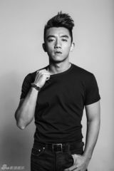 组图：郑恺湿身半裸拍写真 健身房大变运动型男