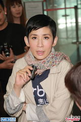 组图：吴君如探望眼疾病童 携女探班怕生突发事