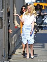 组图：艾丽-范宁喜气洋洋现身 大美妞青春无敌