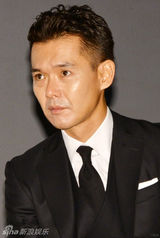 组图：佐藤健渡部笃郎父子刑警现身引粉丝尖叫