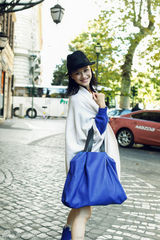 组图：倪虹洁欧洲街拍 优雅俏皮万种风情