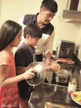 组图：邵兵携子女登杂志 硬汉父亲显柔情一面