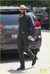 组图：休-杰克曼牵手爱妻回旅馆 光头造型惹眼