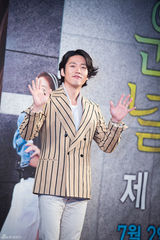 独家：张娜拉亮相秀美背 挽手张赫情意浓