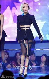 组图：f(x)首秀新歌 海盗造型冷艳性感