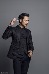 组图：明道登美国杂志封面 暗黑贵公子气场足