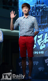 组图：长腿花美男李钟硕出席活动显羞涩