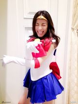 组图：倪妮生日夜cos水冰月 制服诱惑展好身材