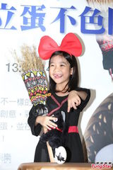 组图：乔乔cospaly化身小魔女 萌样超卡哇伊