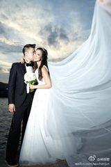 组图：吴辰君晒甜蜜亲吻婚纱照 庆祝结婚两周年