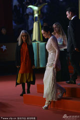 组图：金爵奖评委齐亮相 巩俐提裙挥手显大气