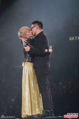 组图：陈慧娴张学友亲吻无顾忌 演唱会变老友会