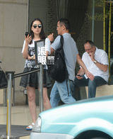 组图：马苏上影节偷闲外出 等车太久显急躁