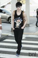 组图：EXO赴成都开唱 灿烈黑衣扮酷世勋帅气