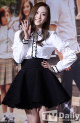 组图：金赛纶出席发布会 一袭白衣小清新