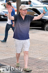 组图：《异乡人》杀青 李钟硕短发显憔悴