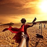 组图：牵着男友环游世界的背影女神要嫁了