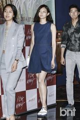 组图：CNBlue姜珉赫获粉丝夹道欢迎求握手