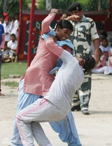 组图：盘点各地武术奇女子：徒手劈砖 以头碎瓦