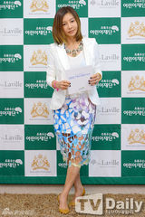 组图：韩星黄新惠助阵音乐会 镂空裙显独特