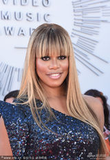 组图：变性人Laverne Cox穿包臀裙大秀丰胸美腿