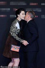 组图：范冰冰穿短裙亮相 与老总贴面吻秀亲密