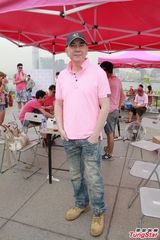 组图：何韵诗献唱力挺同志群体 黄秋生酷装支持