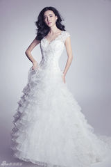 组图：王丽坤披婚纱演绎浪漫 身材婀娜女神范儿