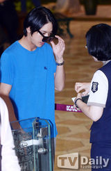 组图：CNBLUE赴京开唱 机场获壮汉开道