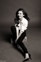 组图：颖儿曝光影黑白写真 知性女神范十足