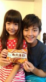 组图：逆天基因！混血兄妹超养眼 曾与王菲搭档