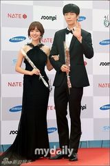 组图：胡歌亮相韩国颁奖礼 大胡子梳背头难认出