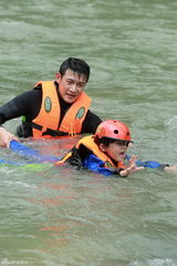 组图：五爸挑战高空跳水 杨威后空翻震惊全场