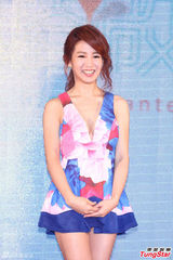 组图：郭书瑶深V低胸亮相 大秀好身材